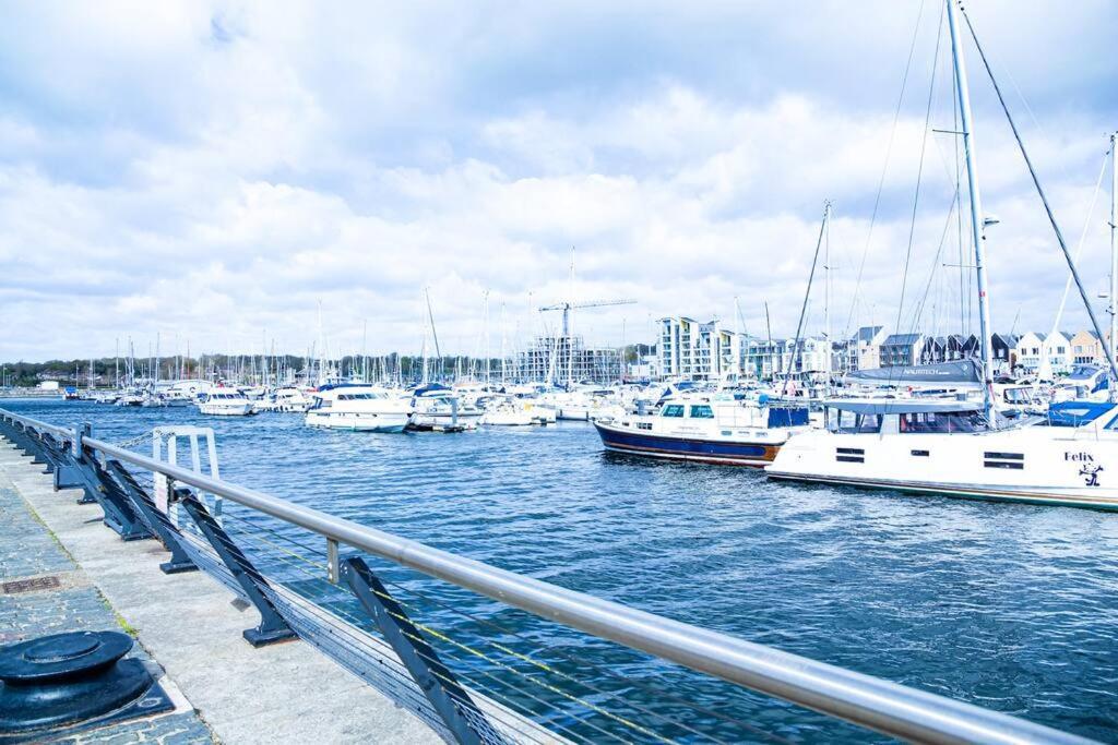 A Luxury 2 Bedroom Apartment With 2 Free Parking Chatham  Exteriör bild