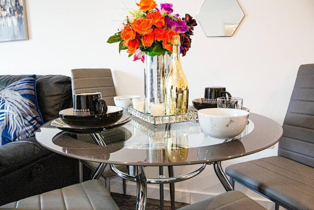 A Luxury 2 Bedroom Apartment With 2 Free Parking Chatham  Exteriör bild