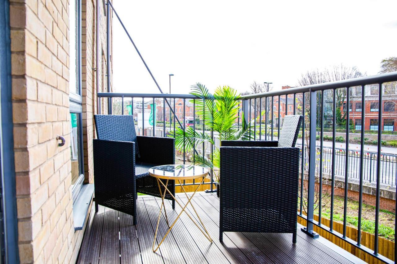 A Luxury 2 Bedroom Apartment With 2 Free Parking Chatham  Exteriör bild